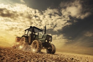 Traktor se prevrnuo na vozača i usmrtio ga