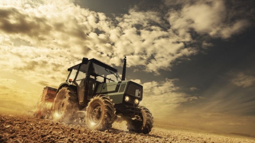 Traktor se prevrnuo na vozača i usmrtio ga