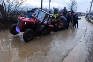 Nesvakidašnji prizor: Cesta "progutala" traktor
