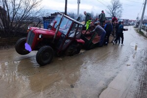 Nesvakidašnji prizor: Cesta "progutala" traktor
