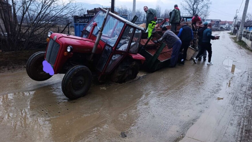 Nesvakidašnji prizor: Cesta "progutala" traktor