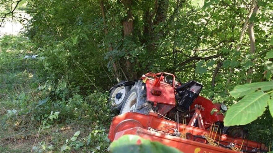 Dobojlija teško povrijeđen u prevrtanju traktora s prikolicom