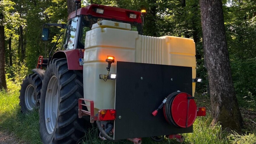 Traktor pretvoren u vatrogasno vozilo za gašenje požara na nepristupačnim područjima