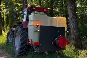 Traktor pretvoren u vatrogasno vozilo za gašenje požara na nepristupačnim područjima
