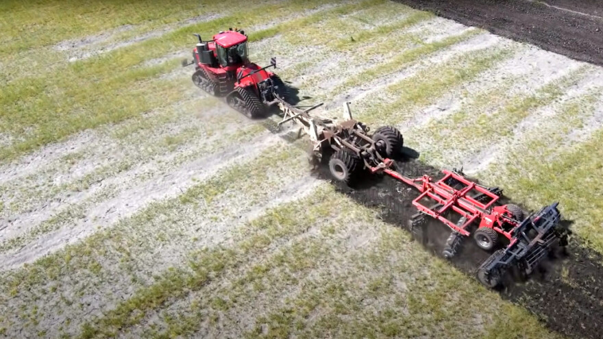 Kombinacija strojeva za obradu tla u jednom prohodu - duga je 25 metara