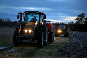 Traktor mu poslužio kao taksi u subotnjem izlasku!