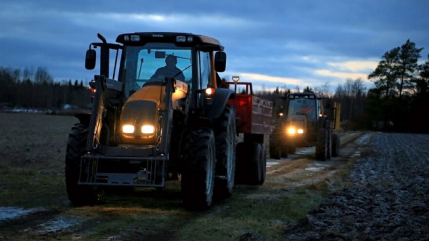 Traktor mu poslužio kao taksi!
