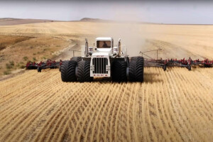 Big Bud 16V-747 ponovo u funkciji: Najveći traktor na svijetu obradi 1,2 hektara u minuti