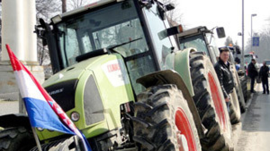 Poljoprivrednici blokirali ceste