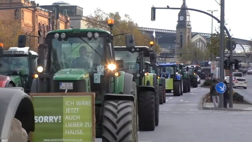 Farmeri sa 4.000 traktora zakrčili ulice Hamburga
