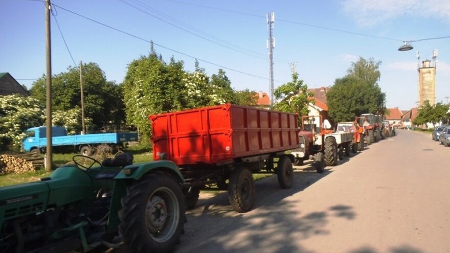 Dva vozača ozlijeđena u prevrtanju traktora, netko po Vetovu krade priključke IMT-a