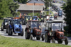 Stotinjak traktora blokiralo silose