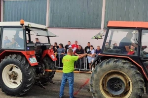 Domaćin Lazar dotjerao traktor stariji od sebe, Malbašić mijenja točak za 40 sekundi