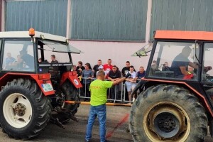 Domaćin Lazar dotjerao traktor stariji od sebe, Malbašić mijenja točak za 40 sekundi