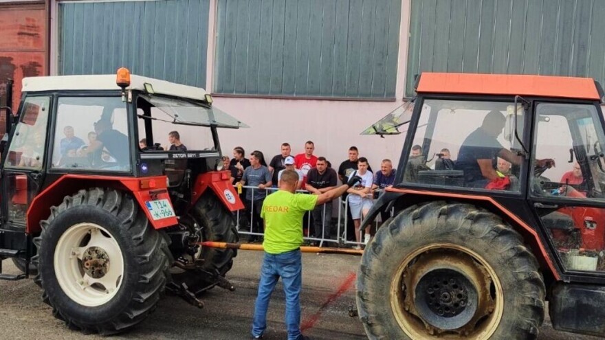 Domaćin Lazar dotjerao traktor stariji od sebe, Malbašić mijenja točak za 40 sekundi