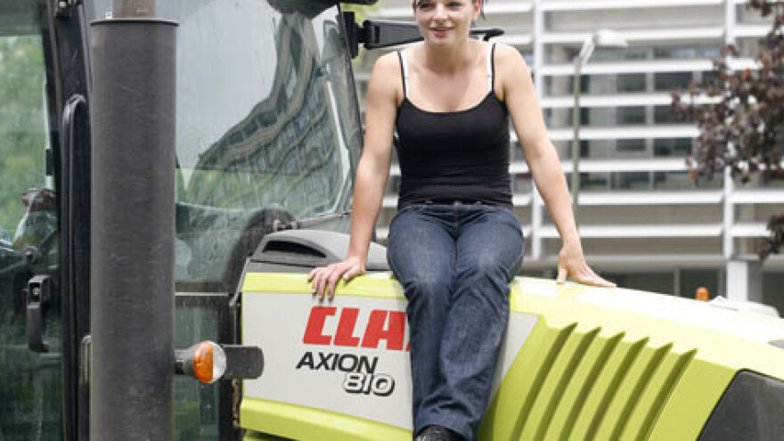 Tek joj je 19, a vozi najveći traktor