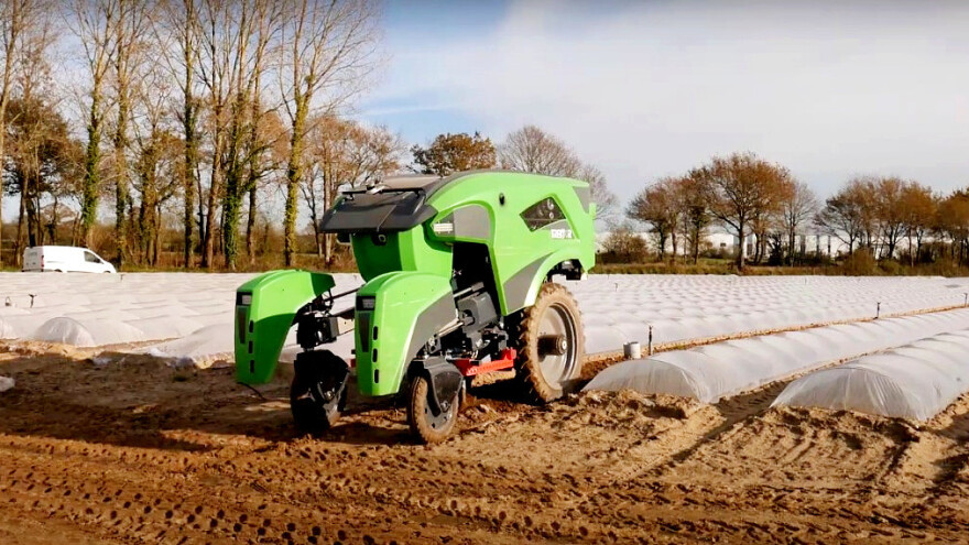 Prvi hibridni robot: Može koristiti iste priključke kao traktor?