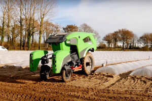 Prvi hibridni robot: Može koristiti iste priključke kao traktor?
