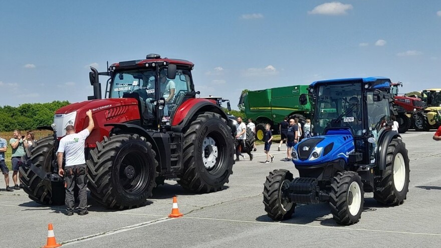 Utrka ubrzanja traktora užarila asfalt sportske zračne luke, evo tko je pobjednik