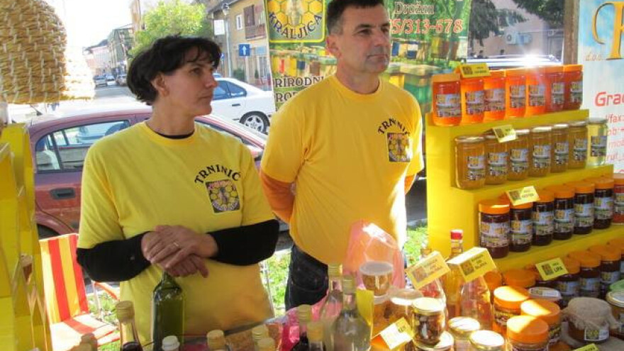 Od ražene slame izrađuje stare košnice trnke