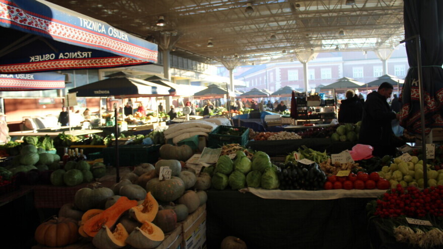 Pod motom "Živi zdravo, hrani se zdravo" na osječkoj tržnici svega, od eko lješnjaka do meda