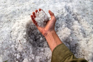Grad pao u većem delu Srbije - naročito oštećeni ariljski malinari