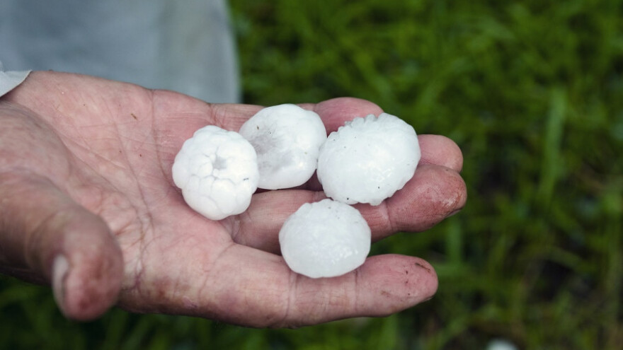 Grad uništio usjeve, kiša ugasila požar