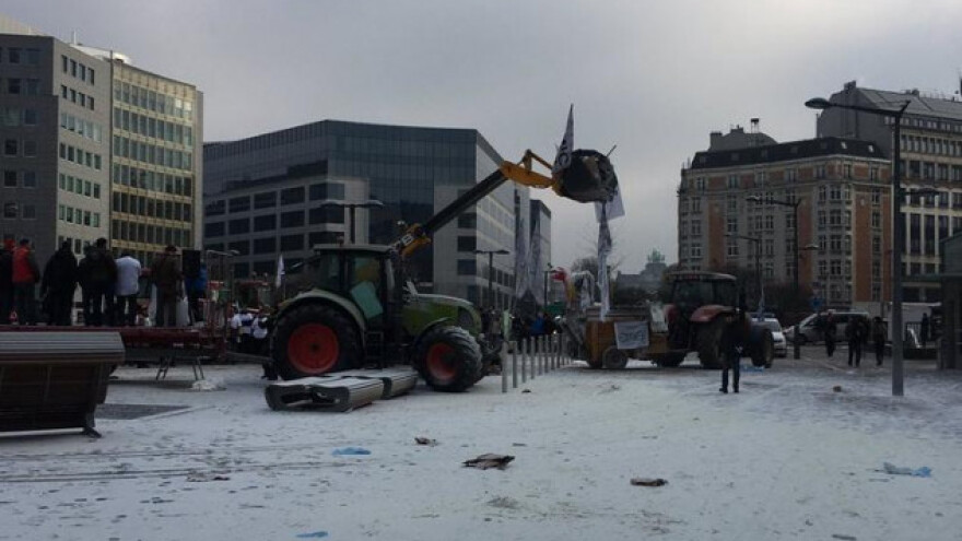 Mljekari zasuli EU vijeće mlijekom u prahu