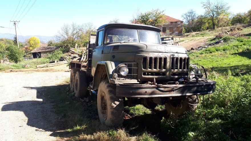 Po drva američkim "džemsovima" i ruskim "zilovima" - kamioni od jednog veka