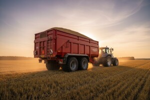 U potrazi ste za traktorskim prikolicama?