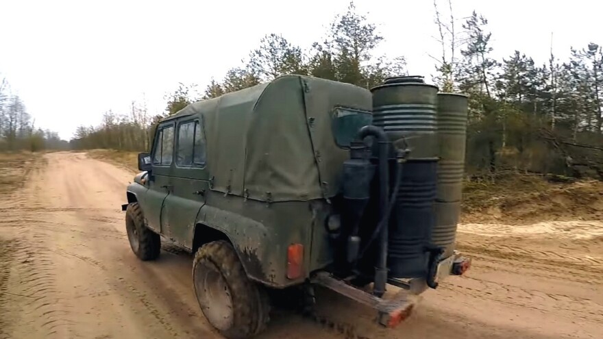 Sergej vozi terenac UAZ na drva!