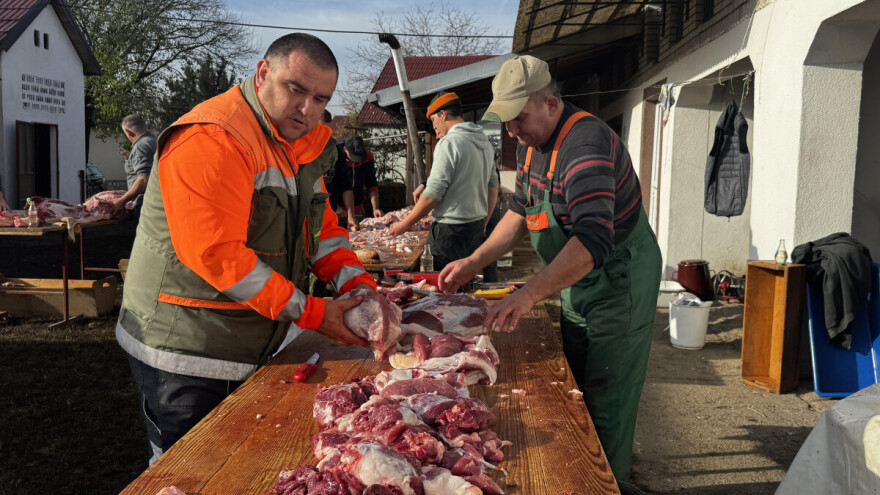 Nakon dvije godine prisilne pauze, obitelj Abramović oživjela tradiciju - bili smo na svinjokolji