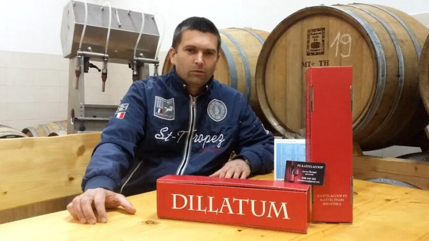 Mladi upravitelj briše prašinu sa zadružnih polica