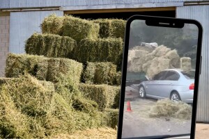 BMW se zabio u traktor pun sijena: "Uništi čovjeku bale"