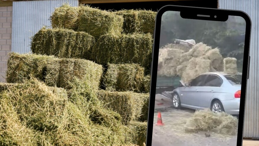 BMW se zabio u traktor pun sijena: "Uništi čovjeku bale"