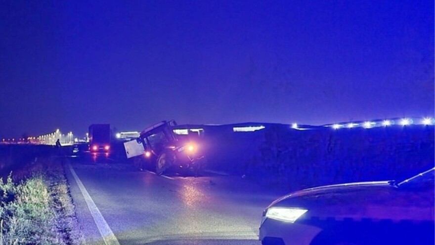 Težak sudar kod Bijeljine: Traktor prepolovljen na cesti