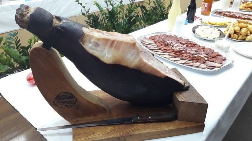 Uz šunku, jaja, namaz od slanine, na bogatom stolu i anti-vampirski set!