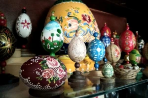 Izduvana jaja oslikana tradicionalnim motivima prava etno umetnost
