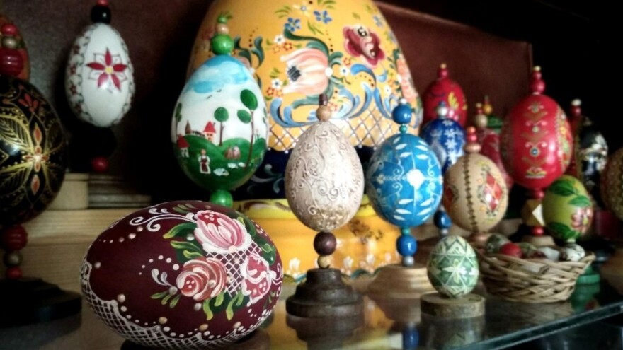 Izduvana jaja oslikana tradicionalnim motivima prava etno umetnost