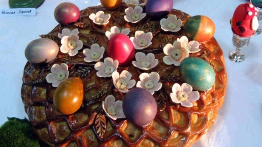 Šarena jaja i sarmice od zelja za radost porodice