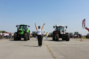 Fendt slavio u utrci traktora, John Deere vozio u rikverc!