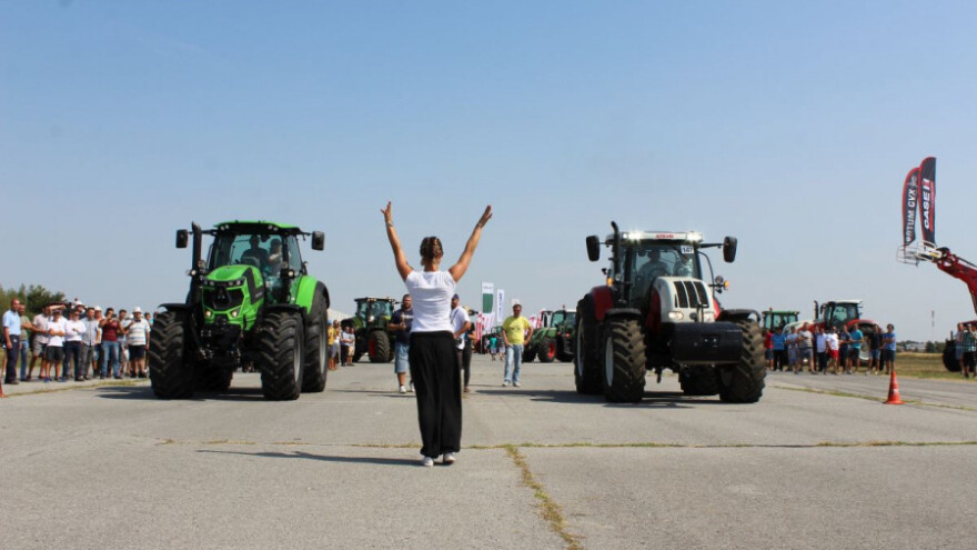 Fendt slavio u utrci traktora, John Deere vozio u rikverc!
