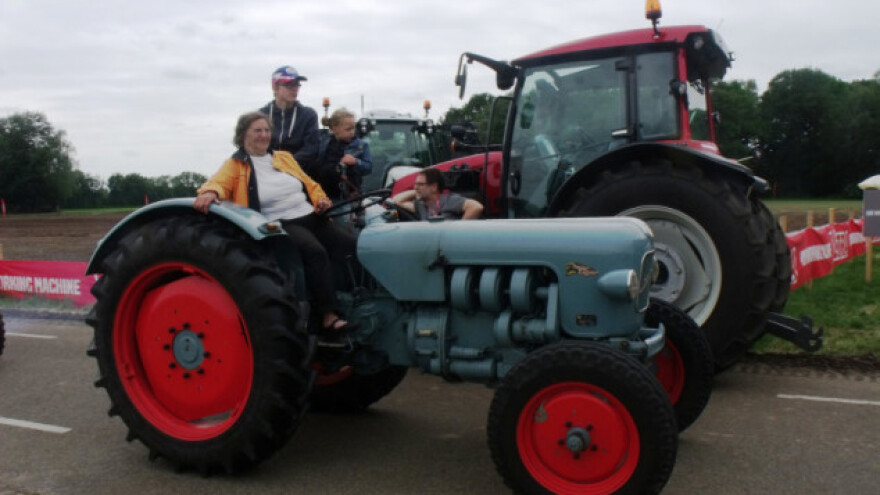 Neobično velika kolona oldtimer traktora
