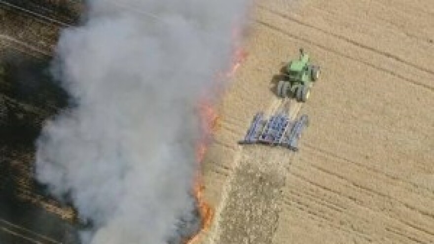 Farmer pobjeđuje podivljali požar!