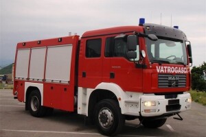 U automehaničarskoj radionici izgorio traktor i tri automobila