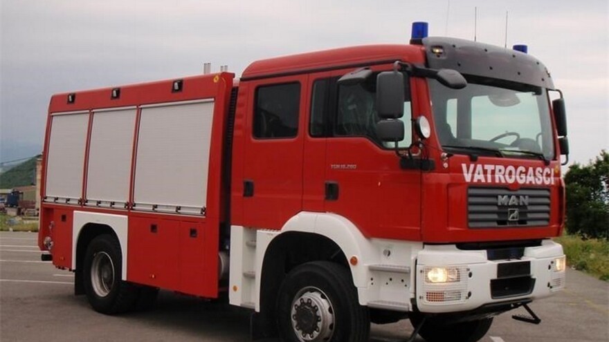 U automehaničarskoj radionici izgorio traktor i tri automobila