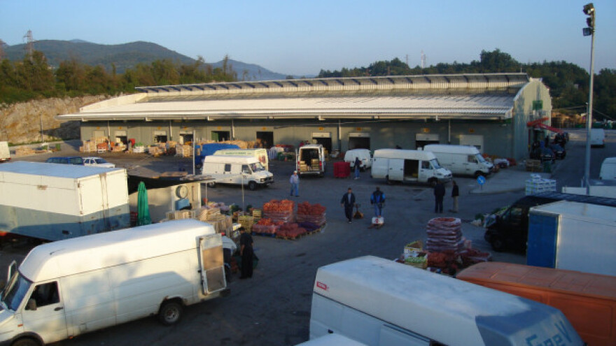 Zelena tržnica koja testira povrće na pesticide