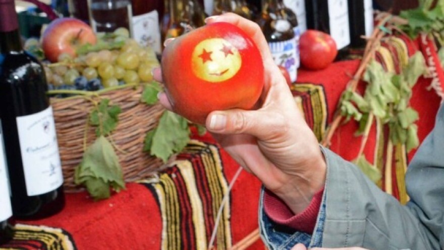 Neobične jabuke "oslikane" još na stablu