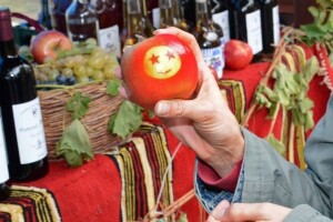 Neobične jabuke "oslikane" još na stablu