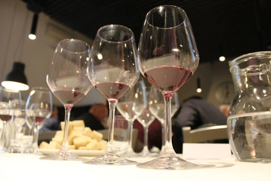 crno vino u ča&scaron;ama na stolu